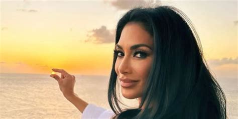 Jan 13, 2022 · WATCH: Nicole Scherzinger slips into tiny string bikini on Caribbean getaway. Nicole, 43, is dressed in striking patterned two-piece that perfectly highlighted her lithe frame. With her long, dark ... 